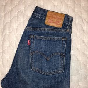 LEVI DISTRESSED JEANS